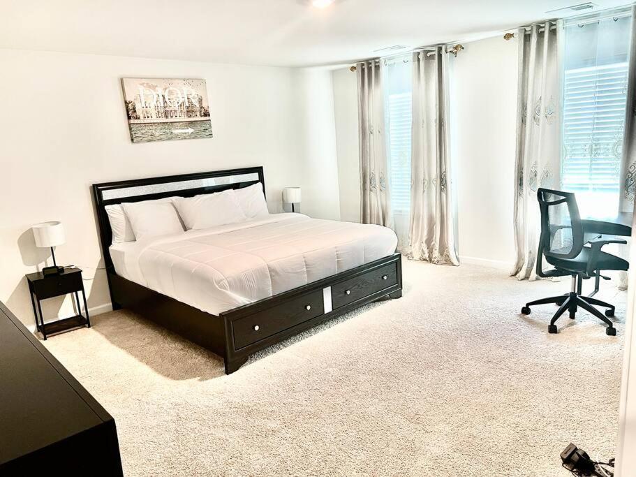 Spacious 4-Bedroom House,6Beds With Office Space Charlotte Exterior photo