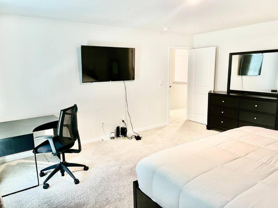 Spacious 4-Bedroom House,6Beds With Office Space Charlotte Exterior photo