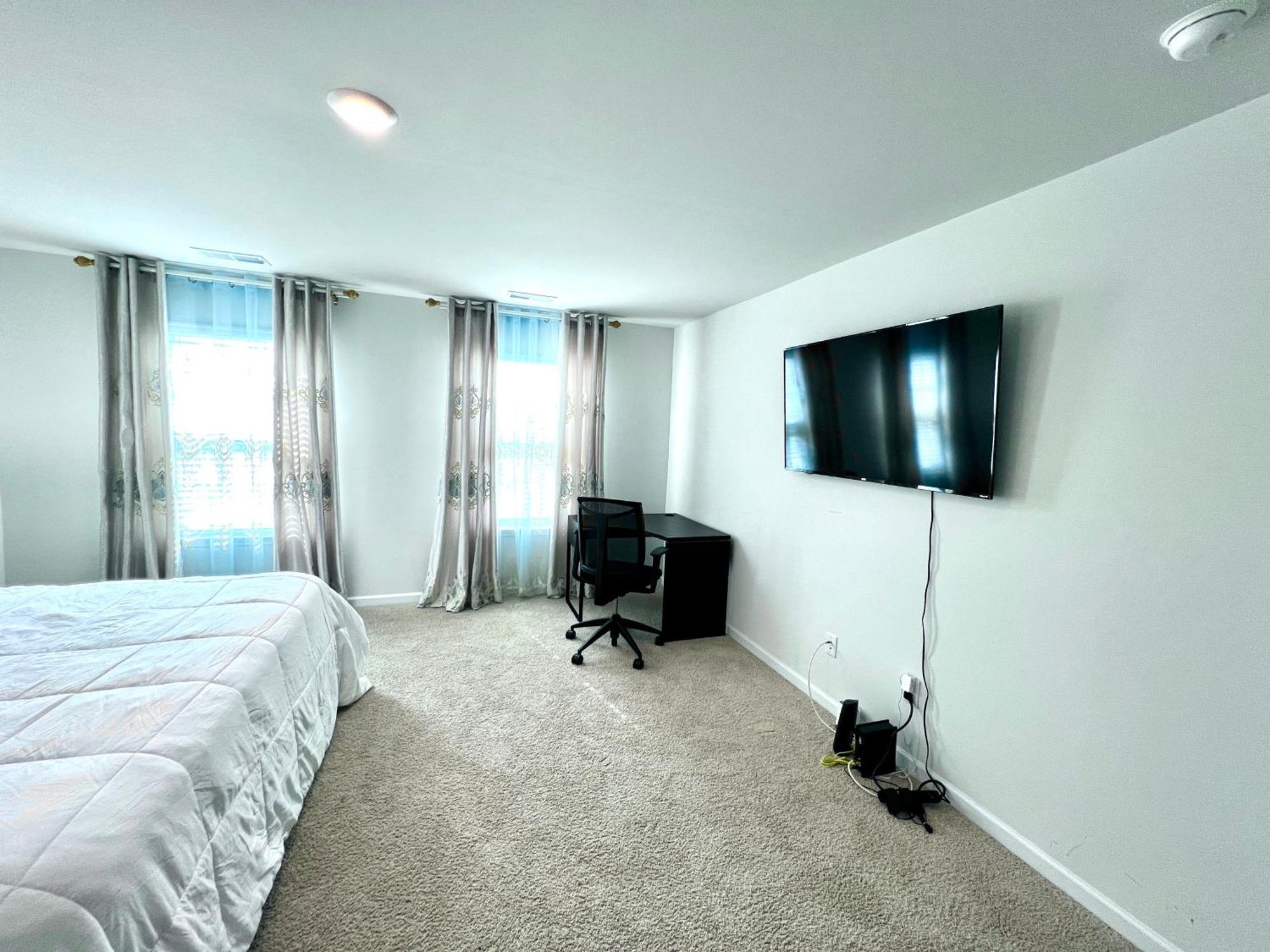 Spacious 4-Bedroom House,6Beds With Office Space Charlotte Exterior photo