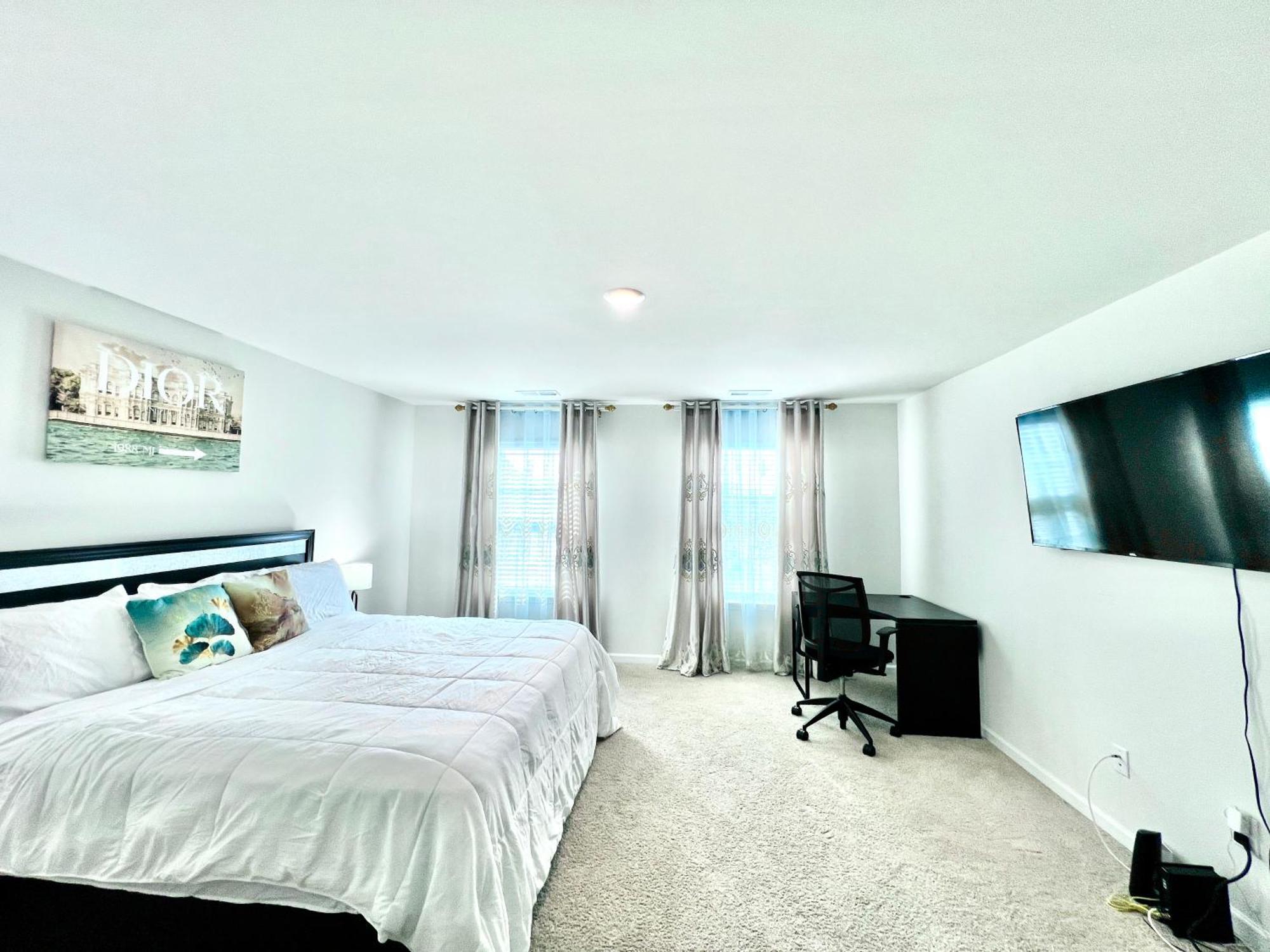 Spacious 4-Bedroom House,6Beds With Office Space Charlotte Exterior photo